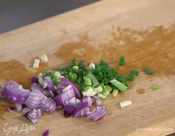 Зеленый лук тонко порезать.