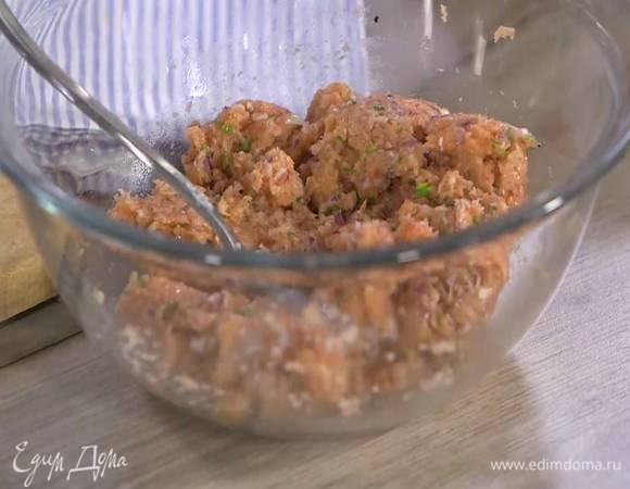 Выложить рыбу в чашу комбайна, добавить чеснок, репчатый и зеленый лук, все измельчить, затем посолить, поперчить, добавить 1 ст. ложку панировочных сухарей и перемешать.