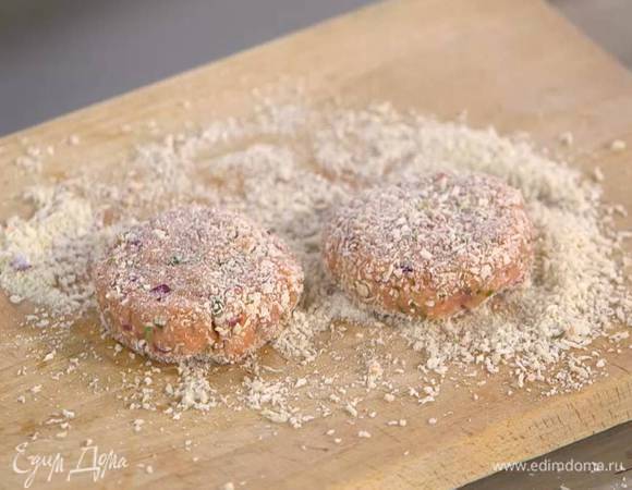 Сформировать из фарша небольшие котлеты и обвалять со всех сторон в оставшихся сухарях.