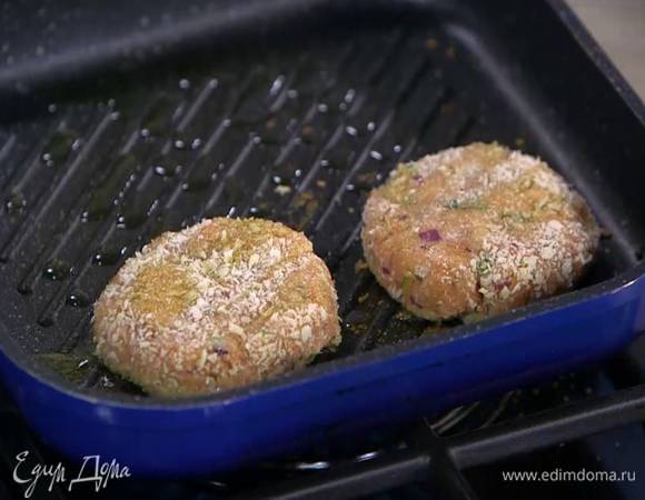 Разогреть в сковороде гриль 1 ст. ложку оливкового масла, выложить котлеты, сбрызнуть их сверху оставшимся оливковым маслом и обжаривать котлеты по 4‒6 минут с каждой стороны.