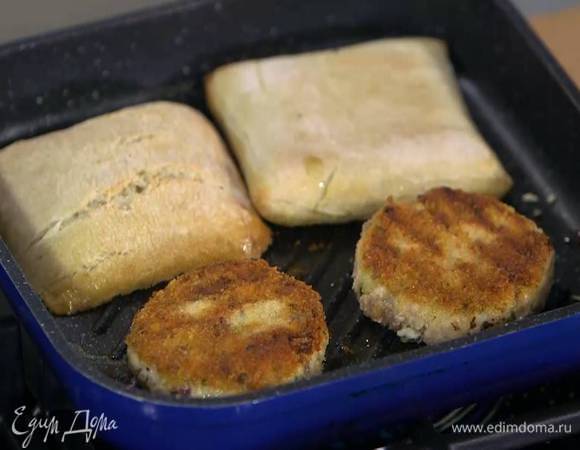 Булки разрезать пополам вдоль и обжарить с одной стороны на той же сковороде, что и котлеты.