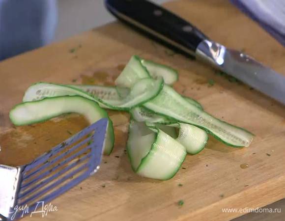 Огурец нарезать тонкими длинными полосками (можно воспользоваться овощечисткой).