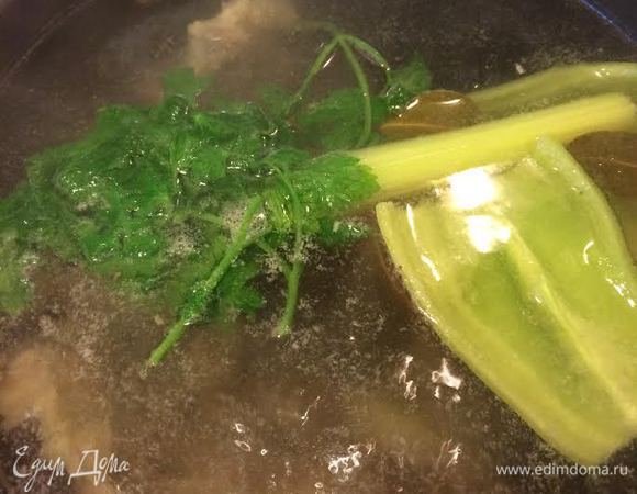 Бульон: мясо вымыть, залить водой, довести до кипения, снять пену, добавить овощи, лавровый лист и варить на медленном огне до готовности. Готовый бульон процедить.