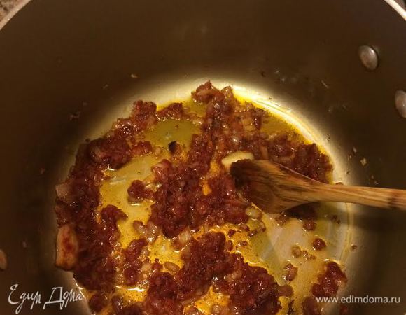 Лук, чеснок мелко нарезать, потушить, добавить томатную пасту и перемешать.