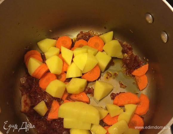 Затем добавить картофель, морковь, перемешать и тушить 1 — 2 минуты.