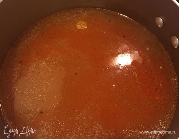 Залить бульоном и довести до кипения.