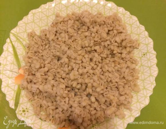 Перловку отварить, промыть и добавить в бульон. Варить 10 минут. (Перловка варится долго, поэтому ее лучше отварить заранее).