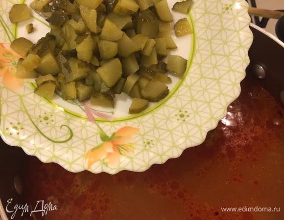 Огруцы мелко нарезать. В бульон добавить огурцы, мясо и варить 5 минут.