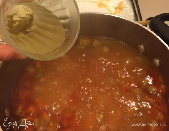 Добавить рассол и варить еще 4 — 5 минут.