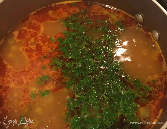 Добавить зелень, соль и снять с огня.