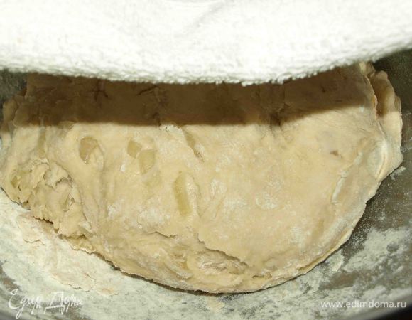 Тесто оставляем в миске, накрываем полотенцем и даем подняться 30 минут. 