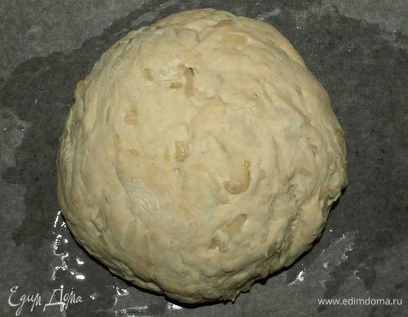Через 20  минут поднявшееся тесто обмять и скатать шар. Выложить тесто на противень застеленный пекарской бумагой (бумагу смазать растительным маслом). Накрыть полотенцем и оставить на 15 минут. 