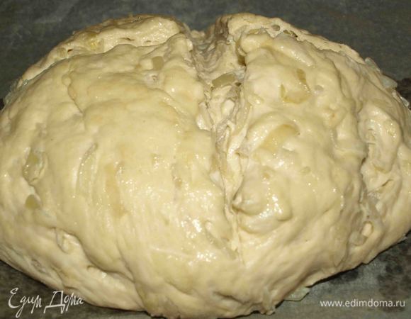 Тесто увеличится, приобретет пышность. На тесте сделать крестообразный надрез. Смазать оставшимся растительным маслом и отправить в заранее разогретую духовку.