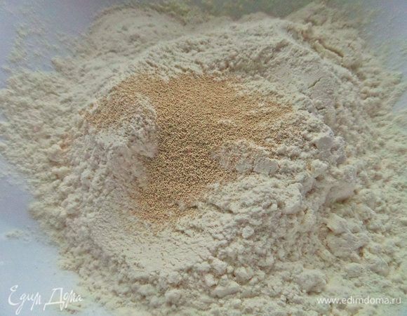 Смешать муку с дрожжами. Про мои дрожжи так и написано на упаковке.