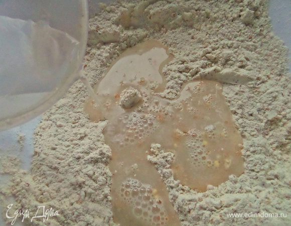 Теплую воду с оливковым маслом.