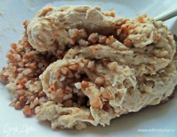 Вымесить вместе с крупой.