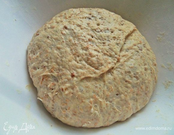 Смазать руки оливковым маслом и вынуть тесто.