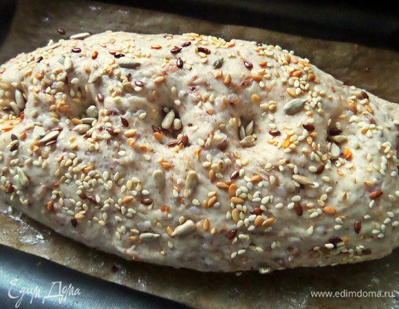 Посыпать смесью семечек.