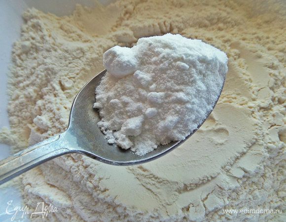 Смешать муку с пудрой и солью.