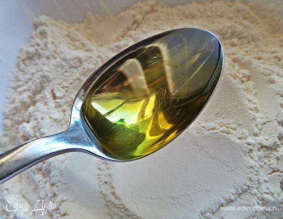 Влить оливковое масло 1 ложку.