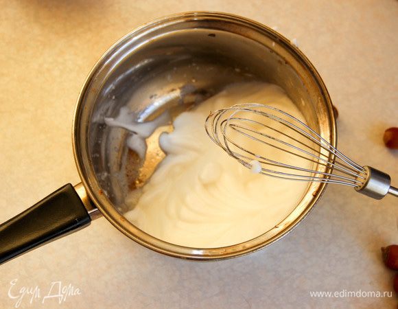 Белки отделяем от желтков, взбиваем до крепкой пены. Добавляем ванилин, сок лимона.
В кастрюлю с кипящей сладкой массой выкладываем получившиеся белки. Взбиваем миксером на высокой мощности 10 — 15 минут. Смесь должна стать тягучей.