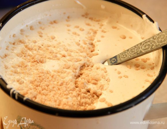 Всыпаем в полученную массу орехи, перемешиваем. На плоскую тарелку/доску выкладываем бортики разъемной формы по диаметру торта. Стелем пергамент, а на него выкладываем нугу. Ставим ее в морозилку на несколько часов (лучше — на ночь). Она должна как следует затвердеть, чтобы потом не потекла. 