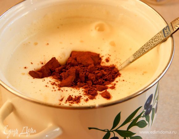 Приступим к бисквиту. Отделяем белки от желтков. Желтки взбиваем с сахаром, водой, маслом. Аккуратно добавляем  муку, разрыхлитель, какао, соль.  Взбиваем белки в крепкую пену.  Постепенно подмешиваем их к смеси с мукой. Мешаем, пока консистенция не станет однородной. Разъемную форму смазываем сливочным маслом, выкладываем тесто. Выпекаем около 50 минут при температуре 180°С.  