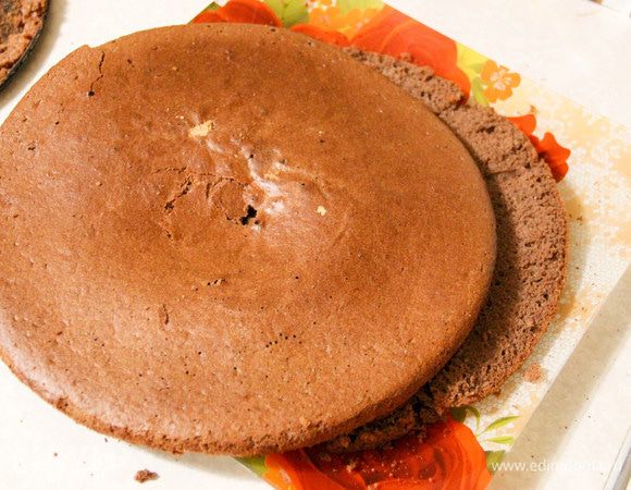 Когда бисквит остынет, тонким и острым ножом аккуратно разрежем его вдоль на две части. По желанию можно выпечь еще один корж, тоже разрезав его. Тогда тортик получится выше.