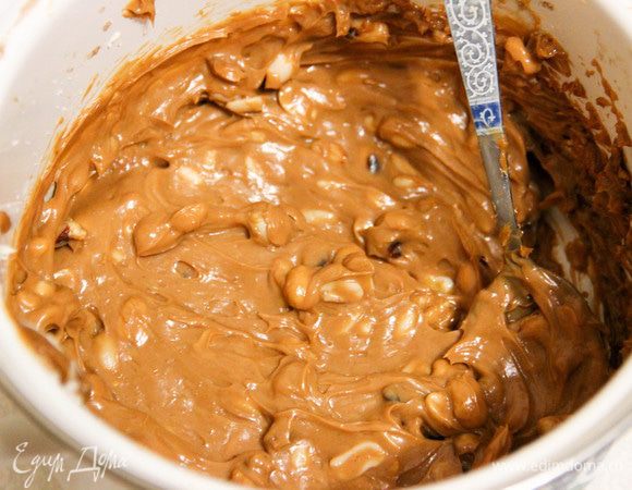 Приступим к крему. Тщательно взбиваем сливочное масло с сахаром. Постепенно добавляем вареное сгущенное молоко, но не перестаем взбивать. Затем всыпаем еще одну порцию жареных орехов (в моем случае арахис + фундук) и перемешиваем.
