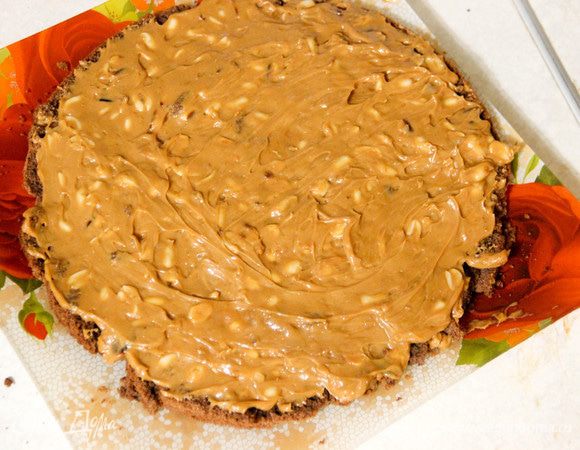 Собираем торт. Первый корж покрываем кремом.