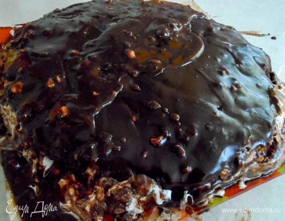 Завершает «композицию» глазурь. Готовится она просто. Кладем в небольшую кастрюльку все необходимые ингредиенты, ставим на медленный огонь. Ждем, пока масса закипит, постоянно при этом помешивая ее. Выливаем глазурь на торт, пока она не остыла. Отправляем наш «Крепкий орешек» в холодильник как минимум на час. 
Приятного аппетита!