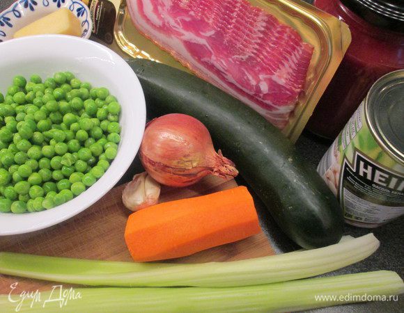 Отвариваем макароны в кипящей подсоленной воде до полуготовности. В это время  занимаемся овощами и беконом.