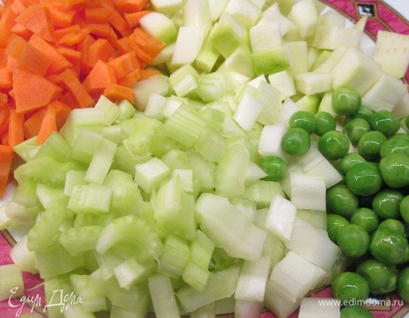 Очищаем и нарезаем цукини, сельдерей, лук, морковь, болгарский перец, картофель.