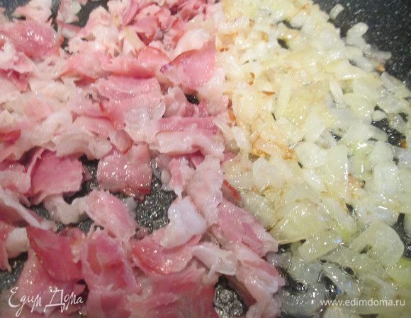 Режем кубиками бекон и обжариваем. Добавляем лук и жарим еще пару минут.
