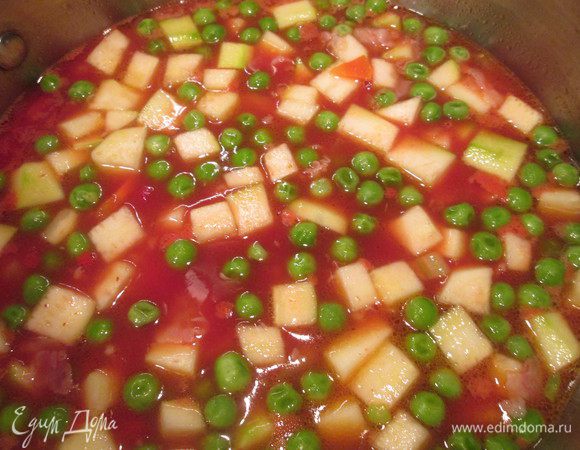 Следом за горошком добавляем томатный сок, картофель, цукини и болгарский перец. Доливаем необходимое количество кипятка по  вкусу и варим до готовности картофеля, минут 10.
