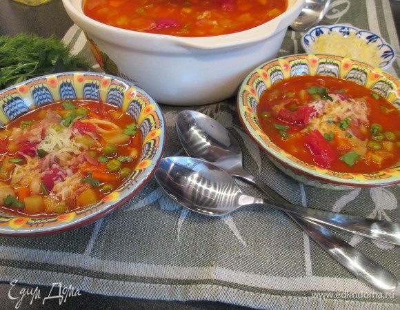 Добавляем фасоль вместе с соком, макароны, соль и перец. Минестроне готов. Подаем суп, посыпав  зеленью и тертым пармезаном.
Приятного аппетита!