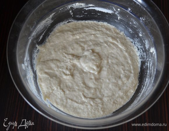 Следом добавить теплую воду с дрожжами и перемешать до однородной липкой массы. Накрыть миску чистым полотенцем и оставить в теплом месте примерно на час.
