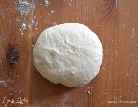 И перевернуть швом вниз. Подготовить таким образом все четыре булочки.