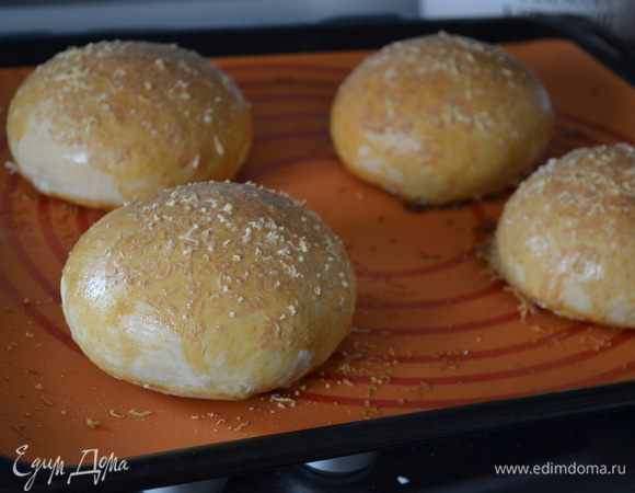 Выпекать в разогретой до 180°С духовке 35 — 40 минут. Булочки отлично поднимаются!