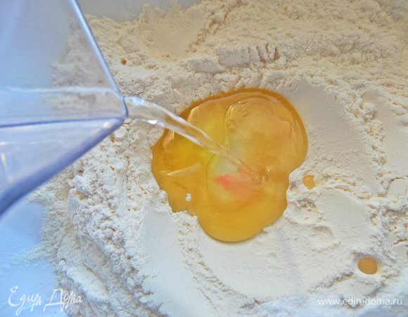 Воду влить можно вместе с маслом.