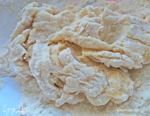 Замесить крутое тесто.