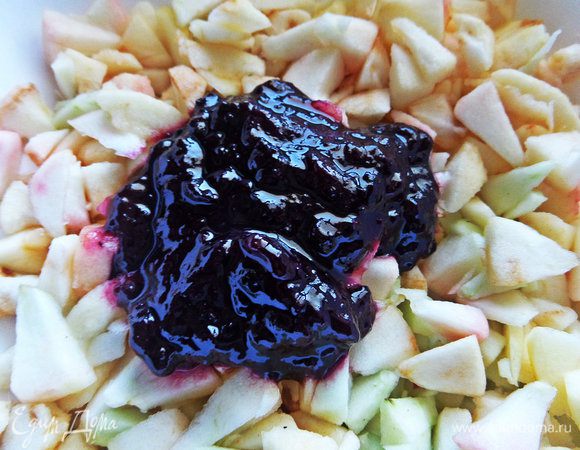 К яблокам я добавила варенье из голубики и банана.