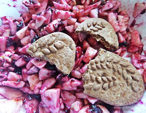 Вместо традиционной сухарной крошки я решила взять овсяно—шоколадное печенье.