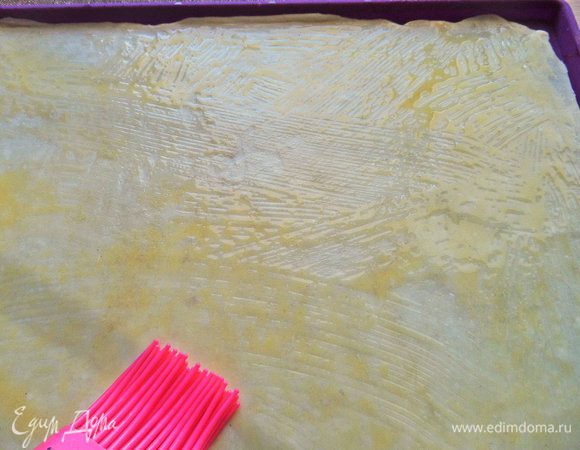 Растопить сливочное масло кисточкой и смазать всю поверхность теста.