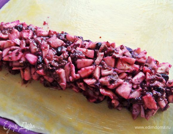 Отступив от края, выложить всю начинку.