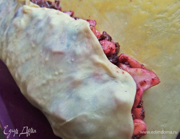 Начинаем осторожно натягивать тесто.