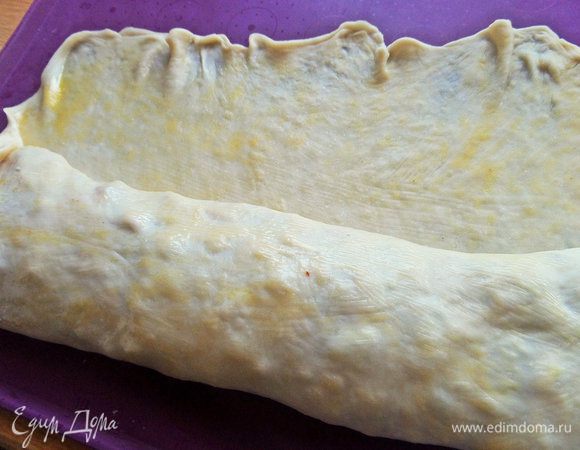 Сворачиваем рулетом, смазывая тесто маслом.