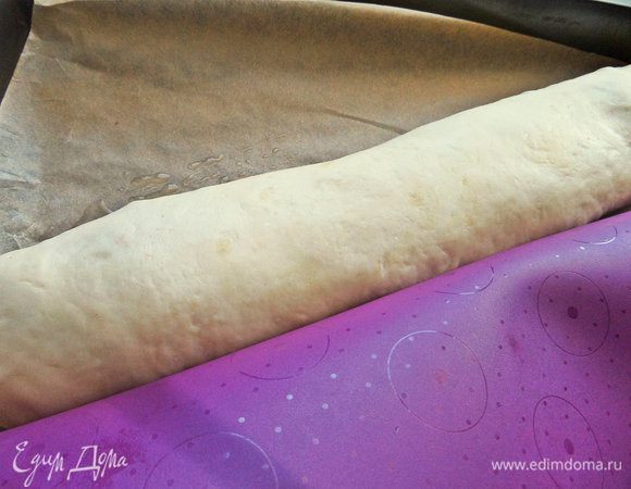 Перекатываем с коврика на смазанный пергамент в форму швом вниз. Длиной штрудель получился 38 см.