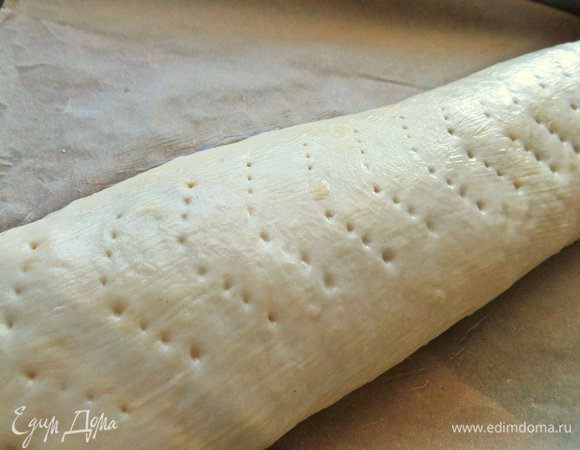 Наколоть верх вилкой и смазать снова маслом.