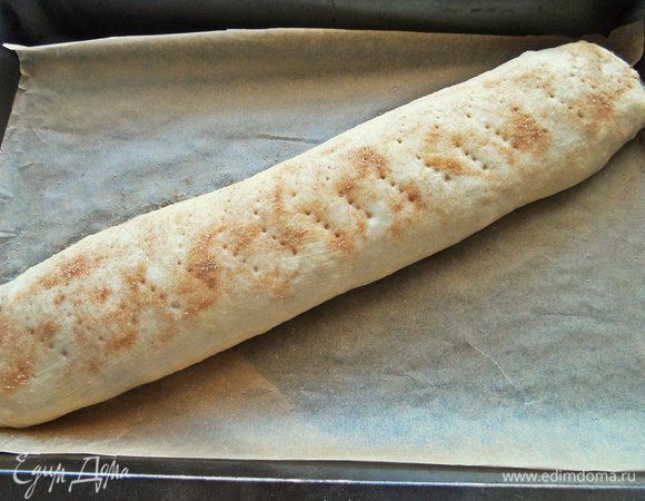 Посыпать смесью корицы и сахара.